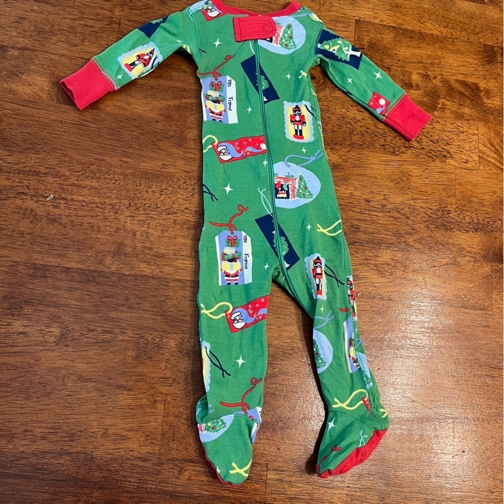 The Beaufort Bonnet Company Green and Red Kids Footie pajamas size 0/3 months